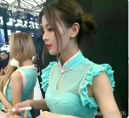杨超越未出名之前也是各种打杂。