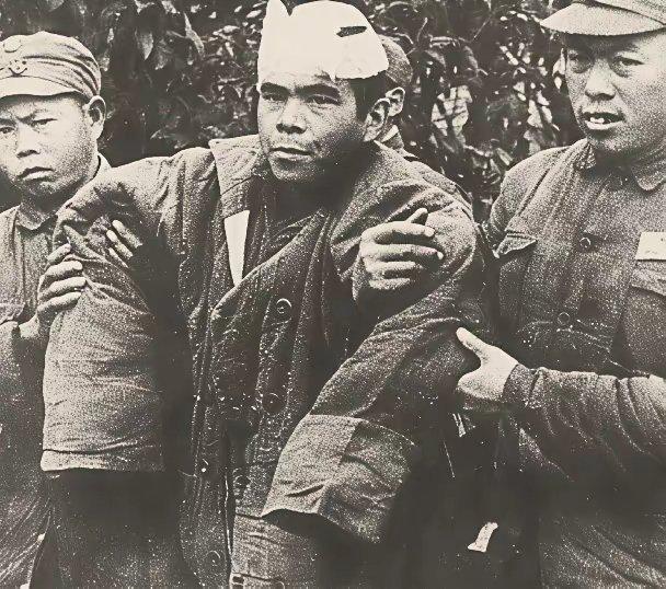 照片中两名八路军战士押解一名受伤被俘的日军飞行员，这个俘虏叫山田井马，日军陆军航