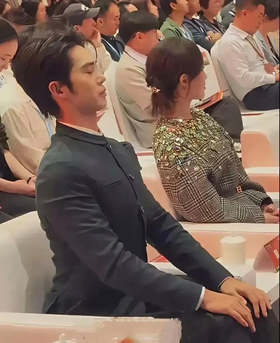 怪不得前面小姐姐一脸尴尬样换谁谁都尴尬