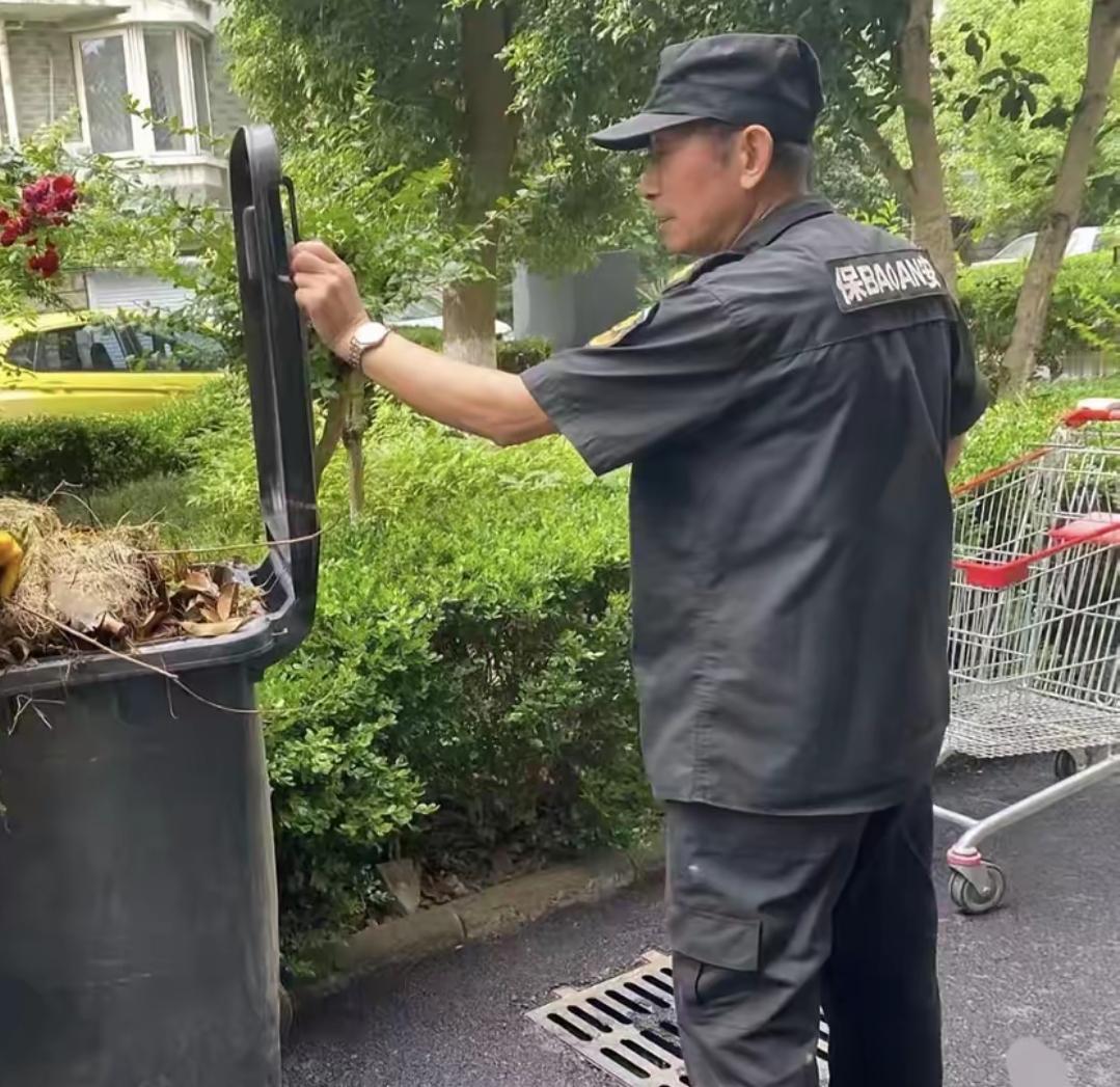 不要看不起保安工作！当保安一样可以退休。我们这里当保安都交的有社保。上个月保安老