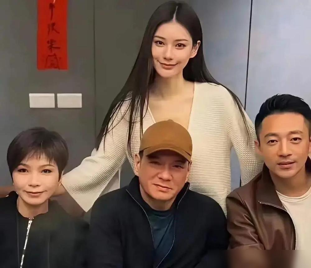 汪小菲又托人给S妈送去一大盒进口补品和一只大牌包，照片里礼盒堆得跟小山似的。