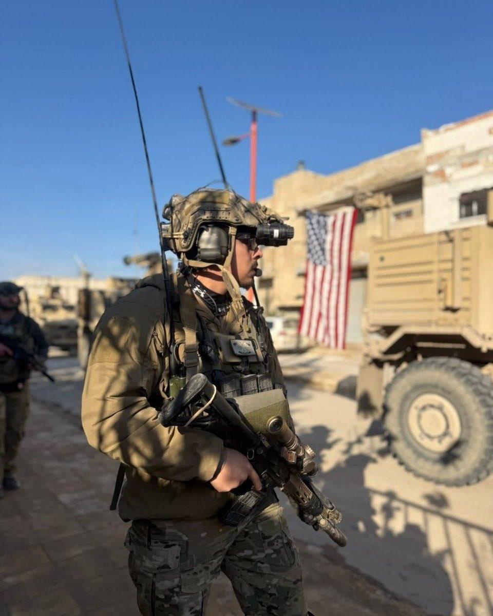 今天早些时候，在叙利亚北部阿勒颇郊区，可以看到美国特种部队和几辆奥什科什M-AT