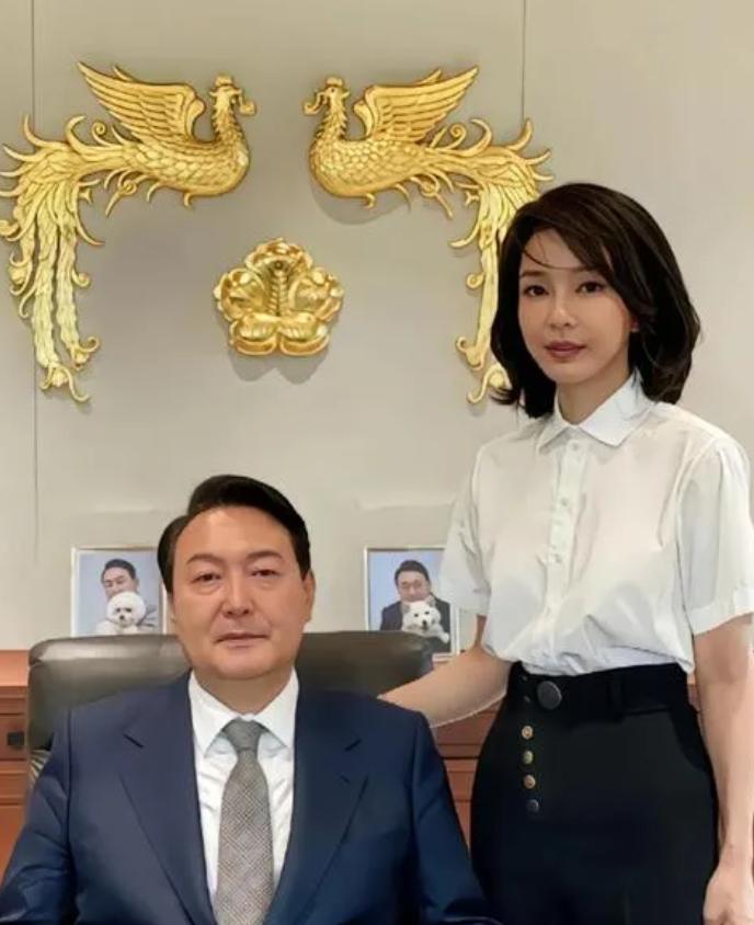 李在明大赦天下，炸出两对儿悲喜不相同的人。李在明上台后大赦天下，曹国夫妇刚入