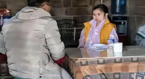 泪目！2019年，陕西一男子爱上了女网友，千里迢迢去表白，没想到，女孩是双腿残疾