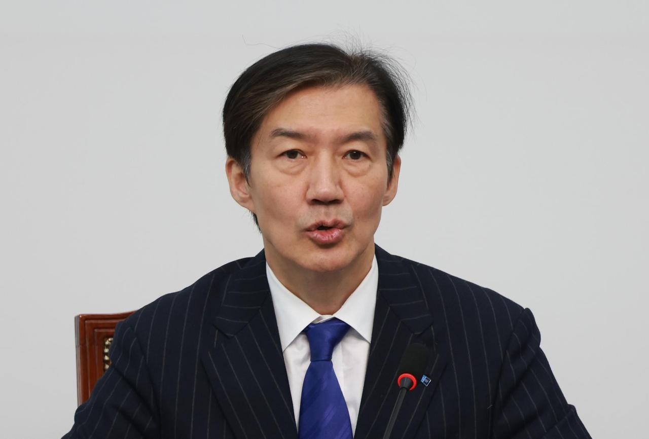 韩国媒体消息，祖国革新党紧急对策委员长曹国为参选党代表，将于6日辞去现职，该