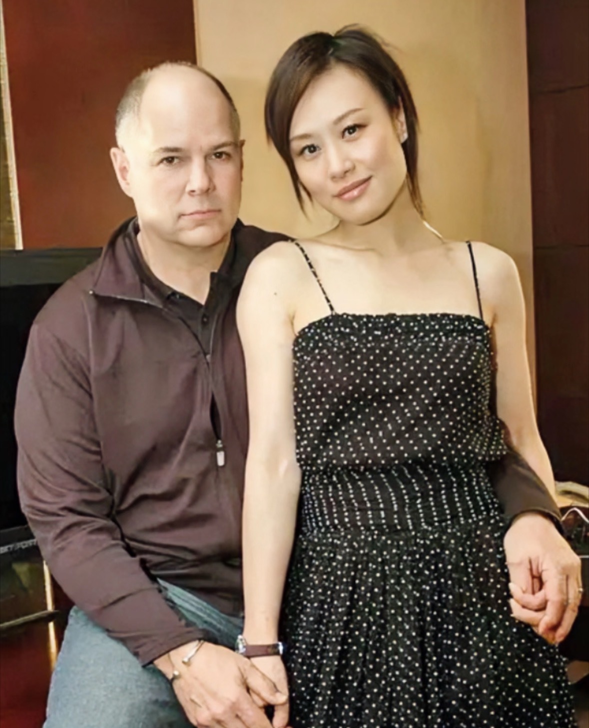 邬君梅透露丈夫已病逝邬君梅作为知名华裔演员，曾凭《末代皇帝》文绣一角亮相国际影坛