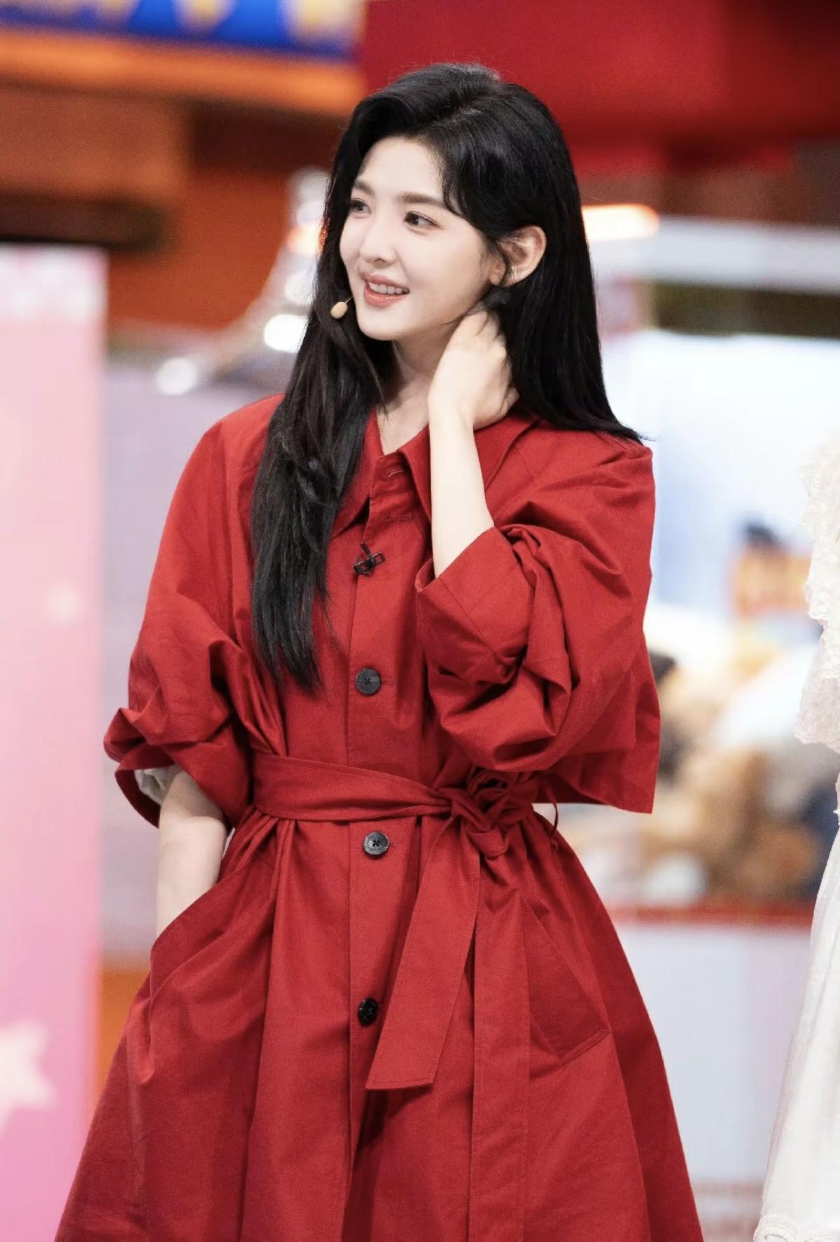 不必借谁的光，章若楠这份松弛明媚，是自我丰盈带来的底气，温柔且有力量，自己便是最