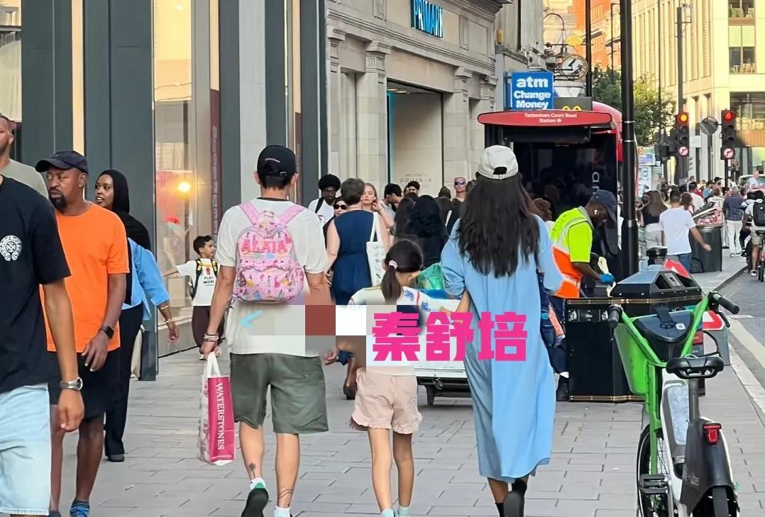 有网友在英国伦敦偶遇陈冠希一家，夫妻俩牵着女儿逛街！陈冠希更是背着女儿的小书包，