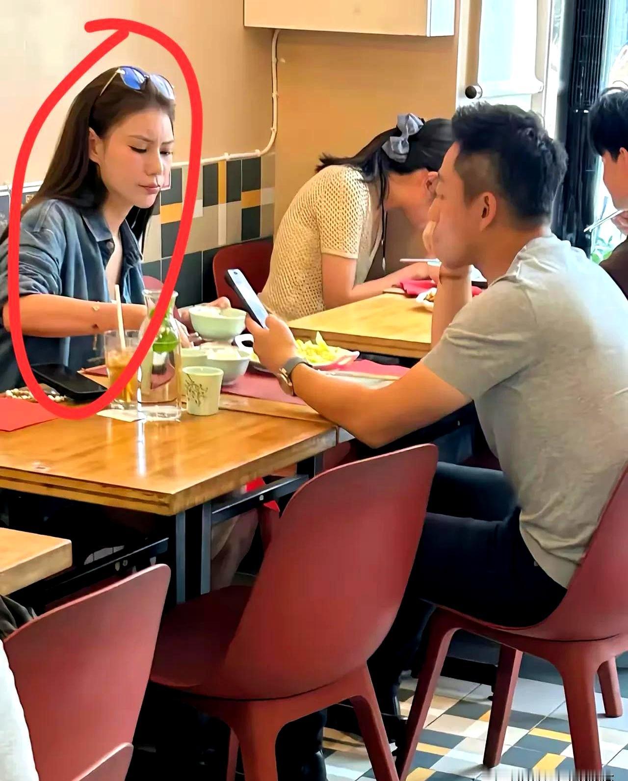 在巴黎的一家餐馆被偶遇时，马筱梅和汪小菲靠着窗，桌上还留着没喝完的汤。图片一出