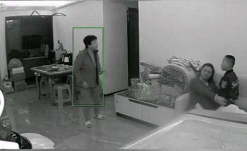 儿媳妇坐在沙发上，领着五六岁的儿子不做家务。婆婆看她整天游手好闲，过着衣来伸手，