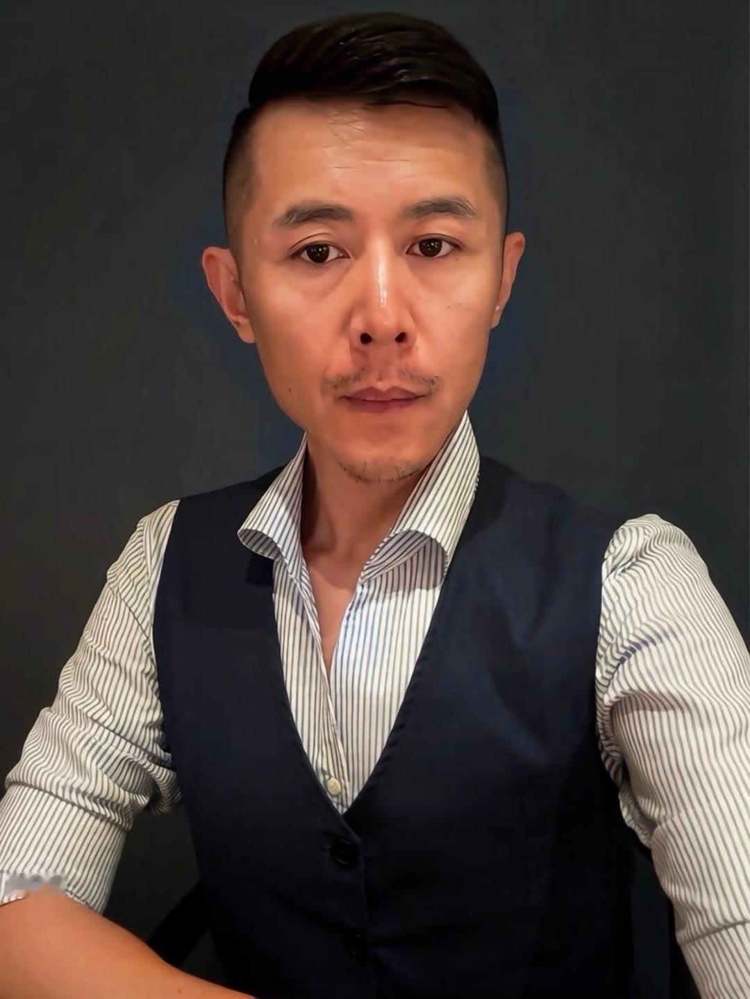 连麦者：大冰老师，你今年多大了呀？大冰：45了。连麦者：那你结婚了吗？有