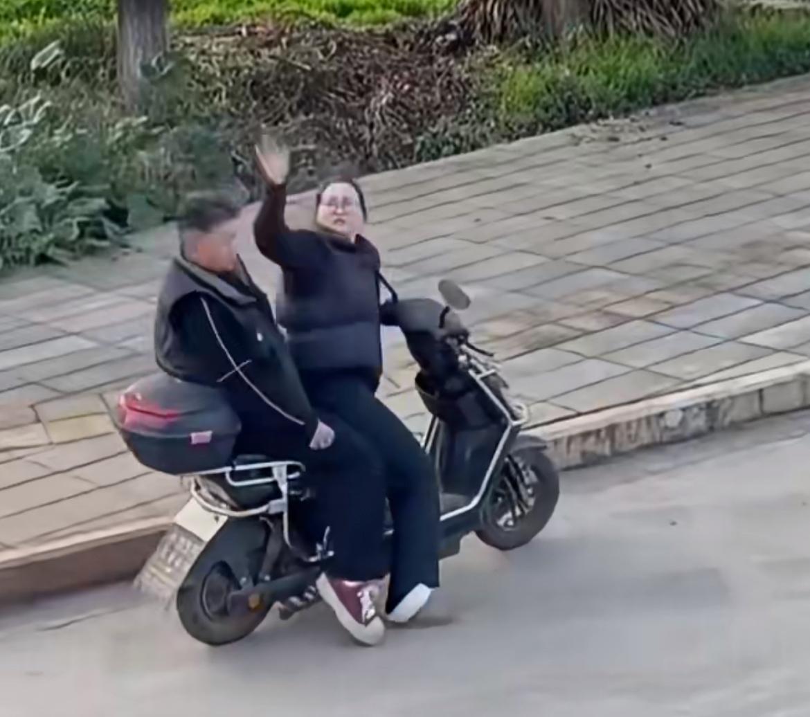 街头夫妻吵架打架最真实的样子，老婆不知道啥原因骂了老公，老公要跑，老婆冲上去给他