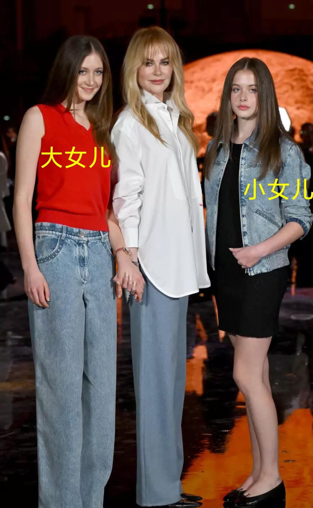 妮可.基德曼申请离婚后已经两次露过面，第一次是她离婚申请四天后，一身黑裙给别人颁