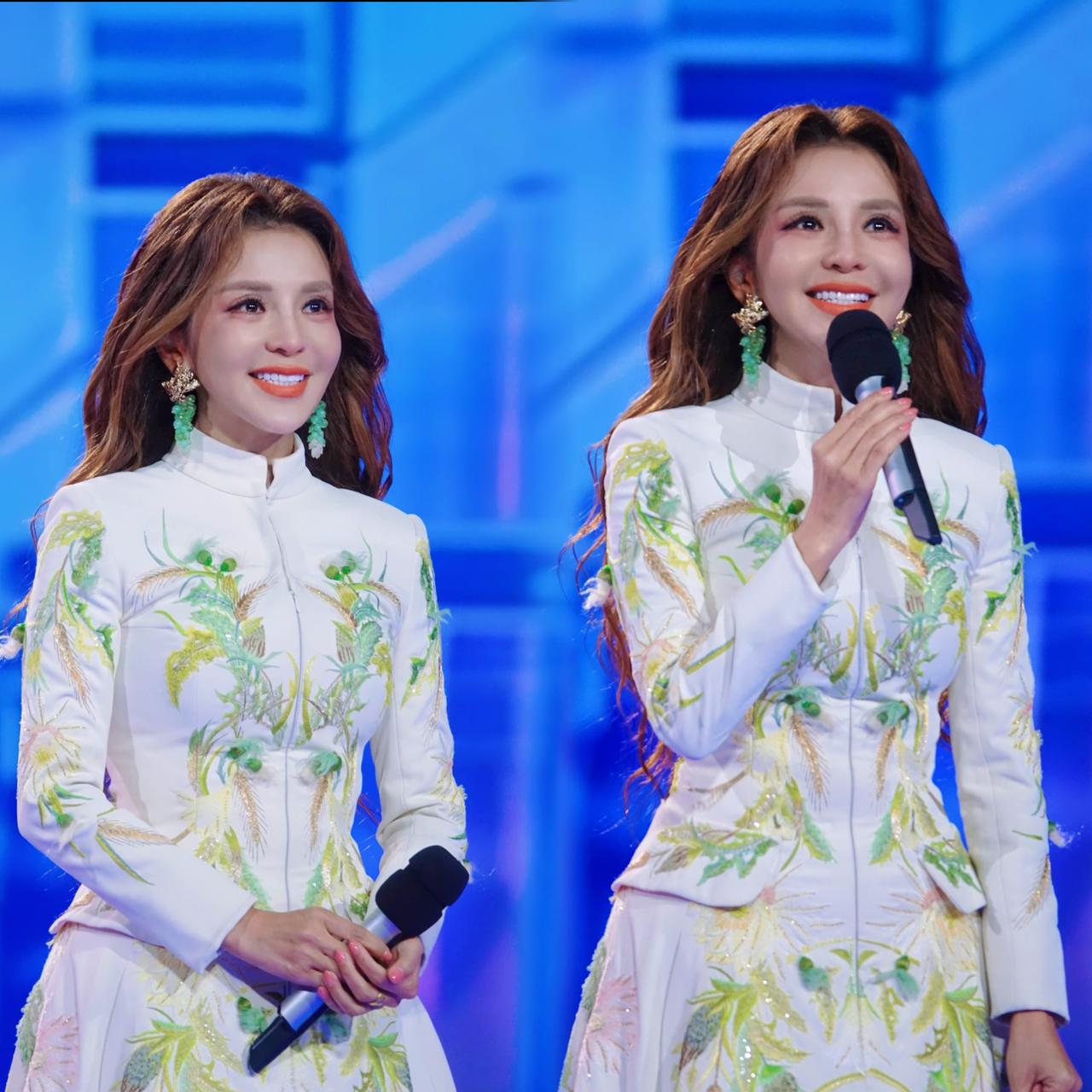 朱迅主持央视跨年晚会，我不意外，她的礼服造型这么美，我也不意外，但让我意外的