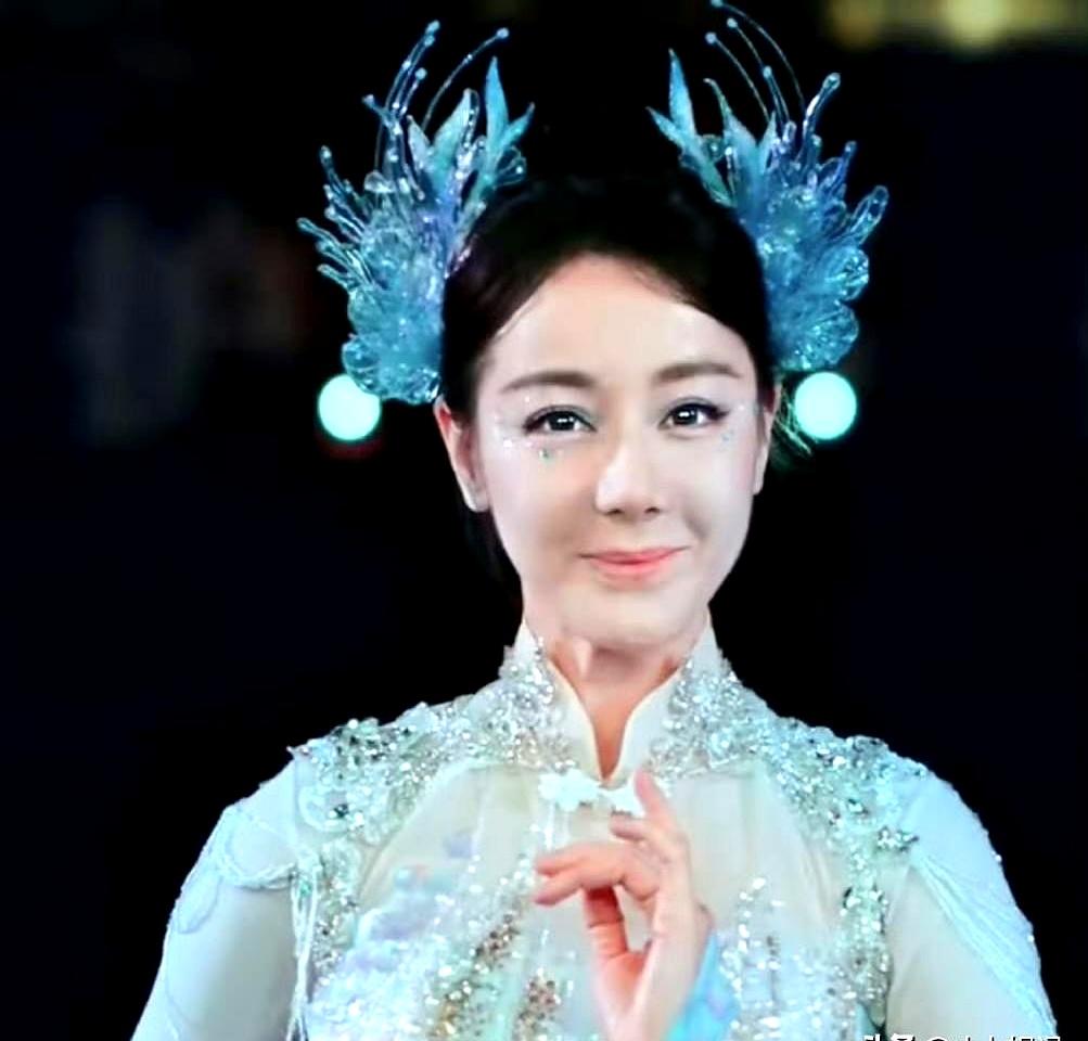 春晚那段，观众被吓一跳不是无端的。造型失误把迪丽热巴多年的光环拉扯开来，粉丝甚