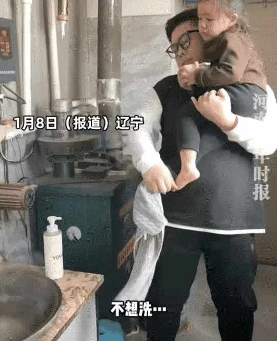 笑不活了！辽宁，爸爸带着女儿回老家玩，期间想给女儿洗个澡，爸爸怕她冷，于是用铁锅
