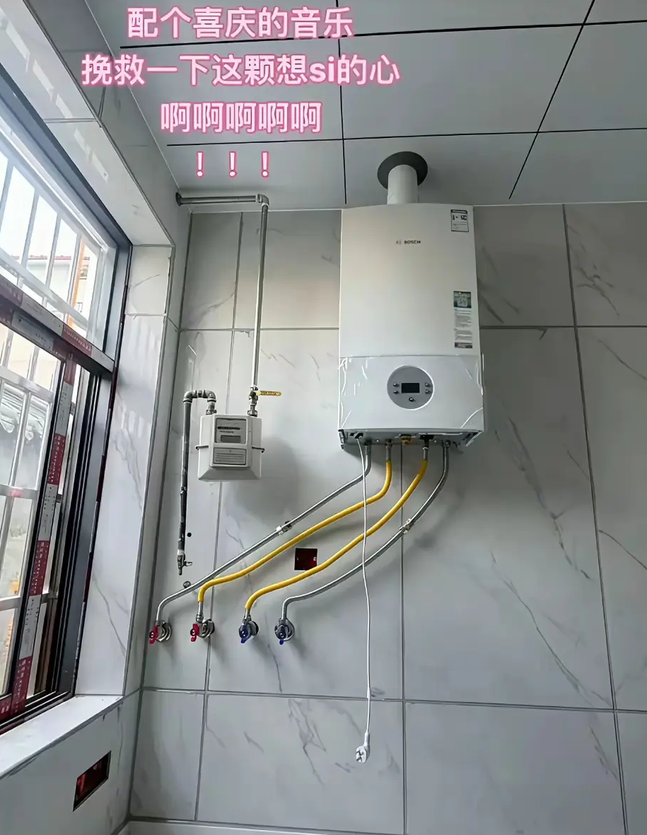 热水器装成这样，怨谁呢？我认为与热水器安装工关系不大，你认为呢？