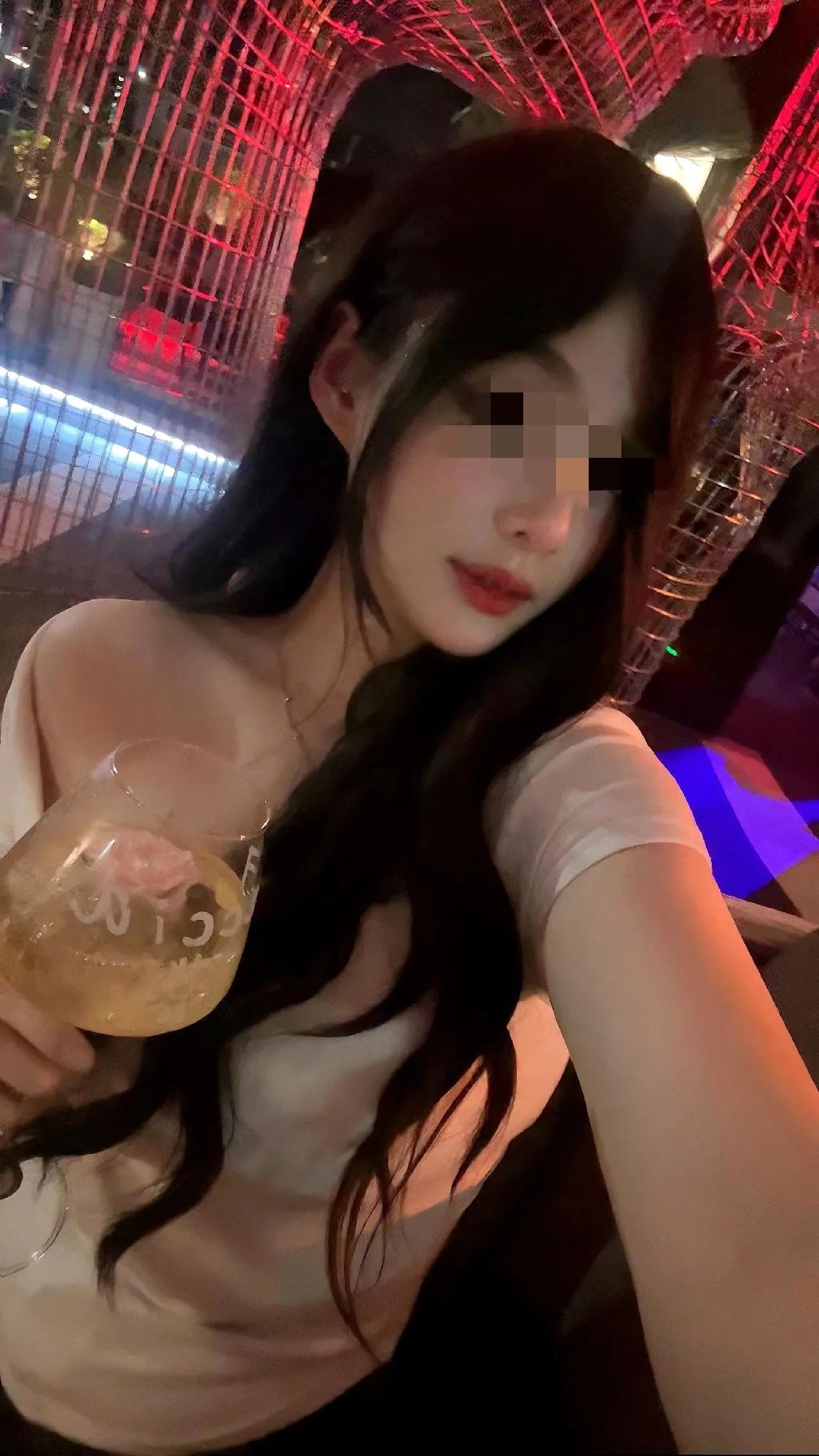 广东深圳，一15岁陪酒女在酒吧陪客人饮酒，因为酒保在酒水中加入了一种滴滴原液，陪