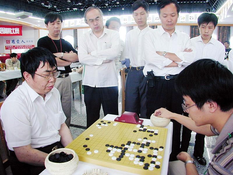 你认为柯洁和申真谞谁更强申真谞要强。柯洁有点灵性，但是内涵不够。就像我可以写一点小文章，但是不能成为