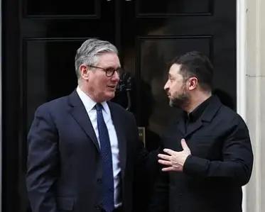 泽连斯基正在让外界对他失去最后的耐心！！！英国首相斯塔默访问基辅，双方举行会