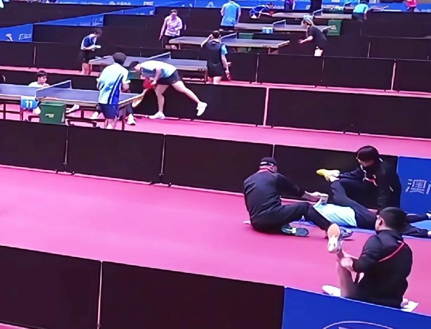 孙颖莎太不容易了，热个身也不放过她，一边拉伸一边签名。在训练场莎莎正在热