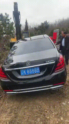 一台上百万的车，就这么随主人离去了！见过用纸糊的车陪葬，但第一次见用上百万的真