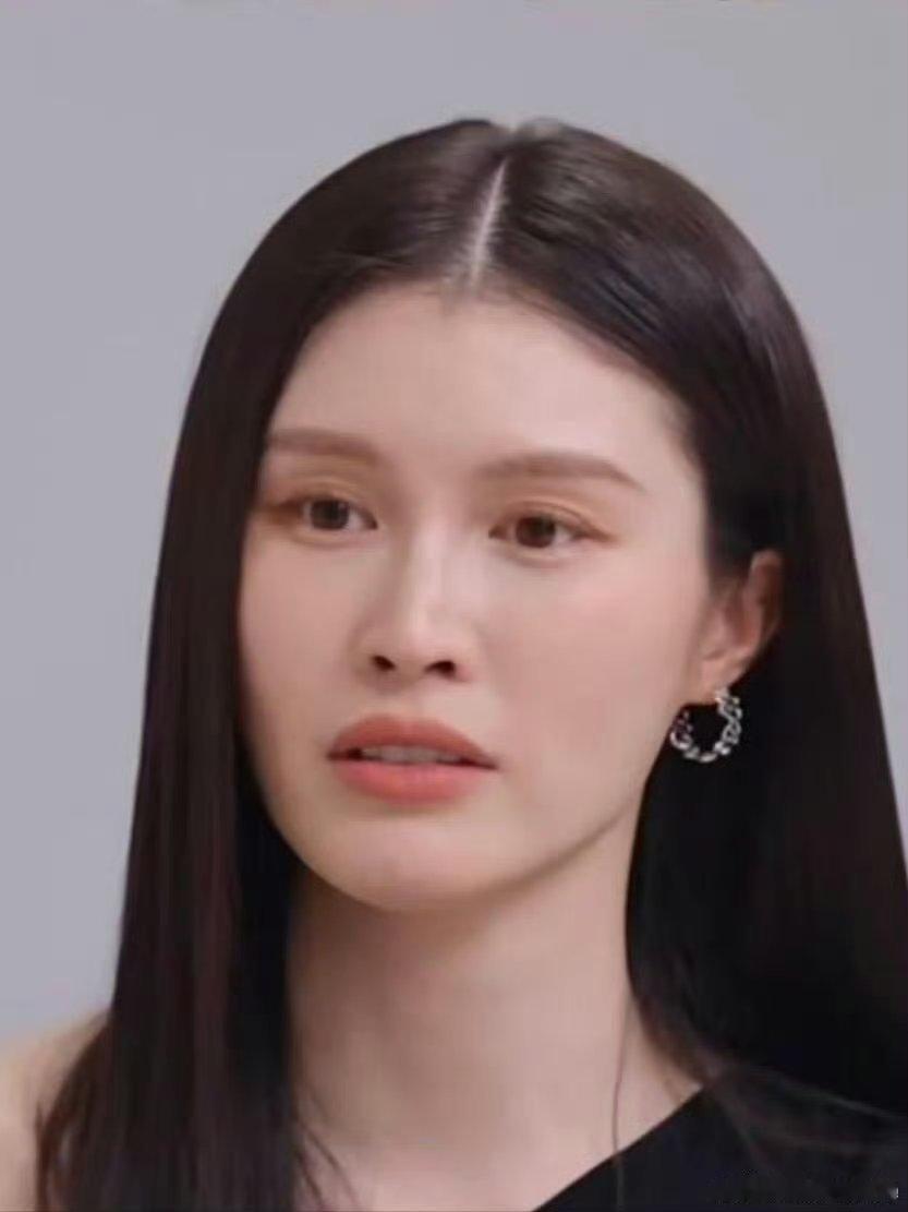 #我只能说何穗不愧是超模来的#生图完全不用修图，身材线条匀称修长，每一次走路的姿态都自带高级氛围感#