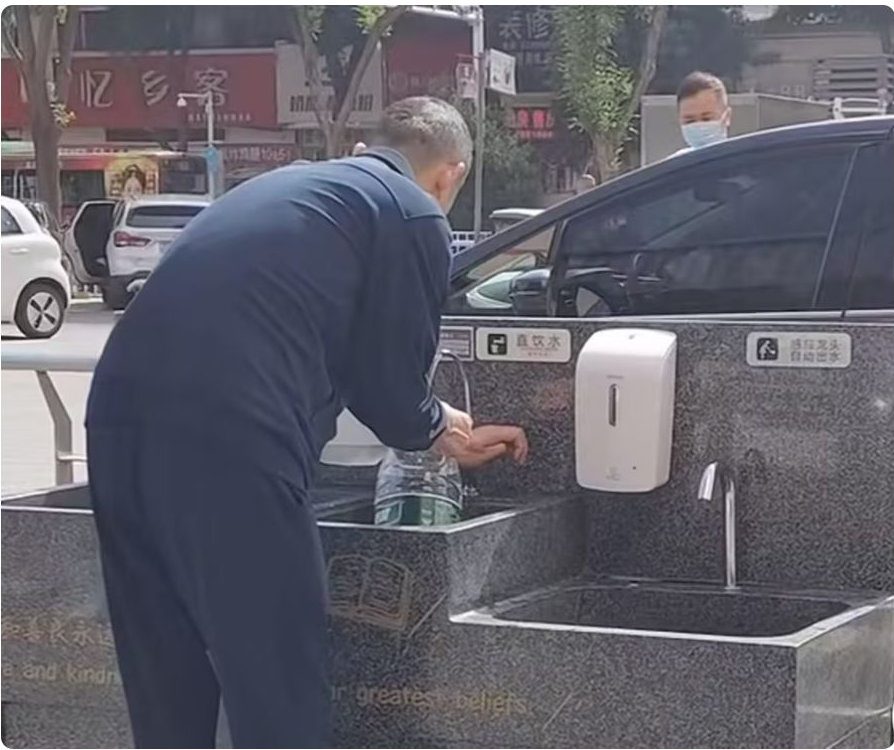 胖东来门口最毁三观一幕：这种人，就别惯了!