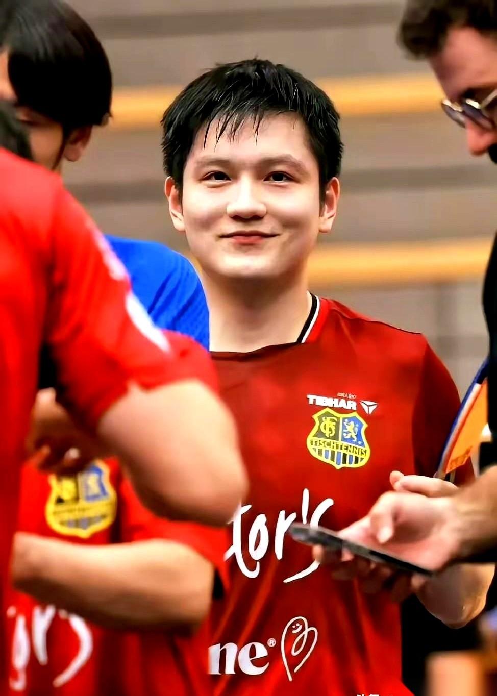 我跟你说个画面，你品品。你刚拼尽全力拿了个冠军，话筒递到嘴边，全世界都等着你说