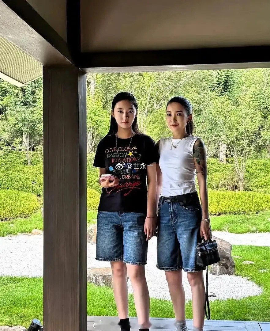 两位居然是母女俩，妈妈太年轻了​​​