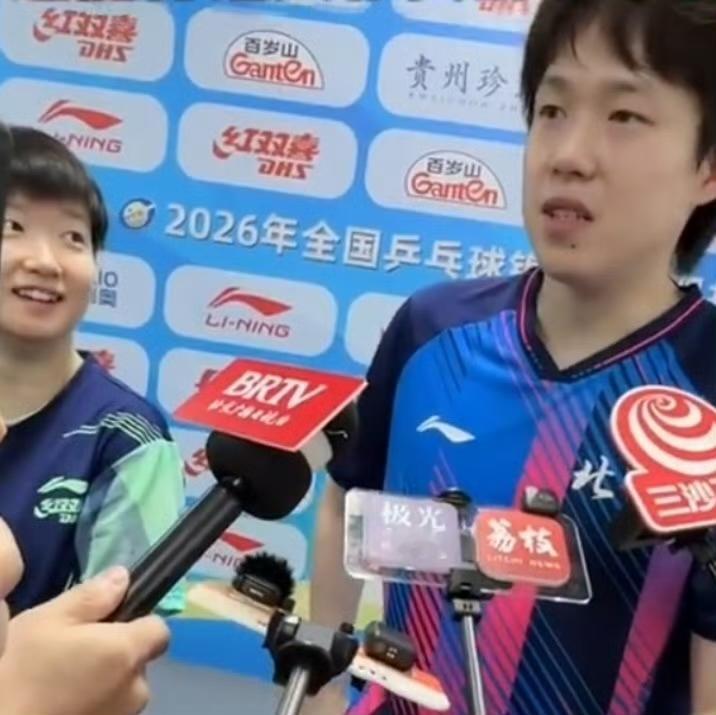 莎头组合一日双赛，王楚钦承认王艺迪组合能力强，两人态度一致，坚定不变！孙颖莎