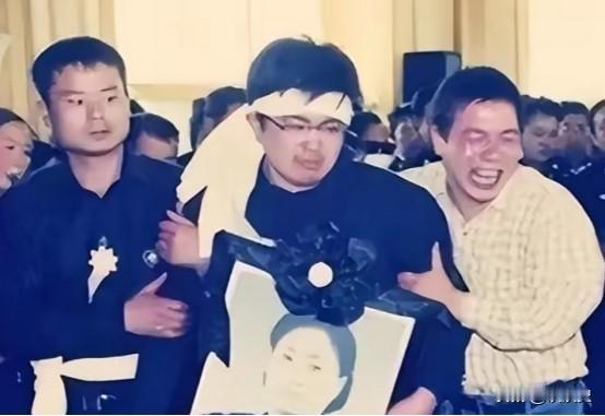 任长霞局长牺牲时，17岁的儿子卫辰尧正备战高考，失去母亲的卫辰尧，并未从此消沉，