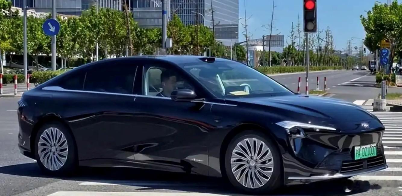 上海街头出现挂沪AD绿牌的别克至境L7，引发纯电版猜测。增程版至境L7已上市且