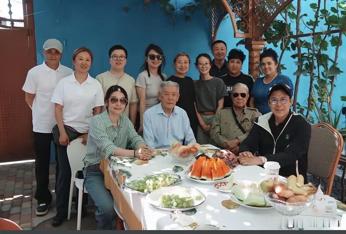 霍启刚兑现了承诺，9月3日带着双方父母和三个孩子，自驾游来到了新疆伊犁，三代人