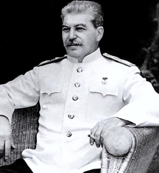 1937年11月22日，这一天，斯大林坐在办公桌前，拿起笔，翻了翻面前的文件，大