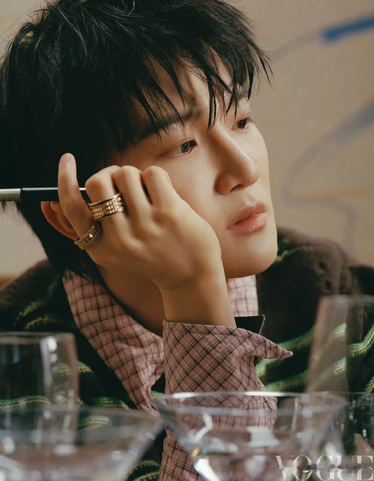 2月12日，歌手周深登上时尚杂志《VOGUE》2月刊封面。他作为专业歌手，也