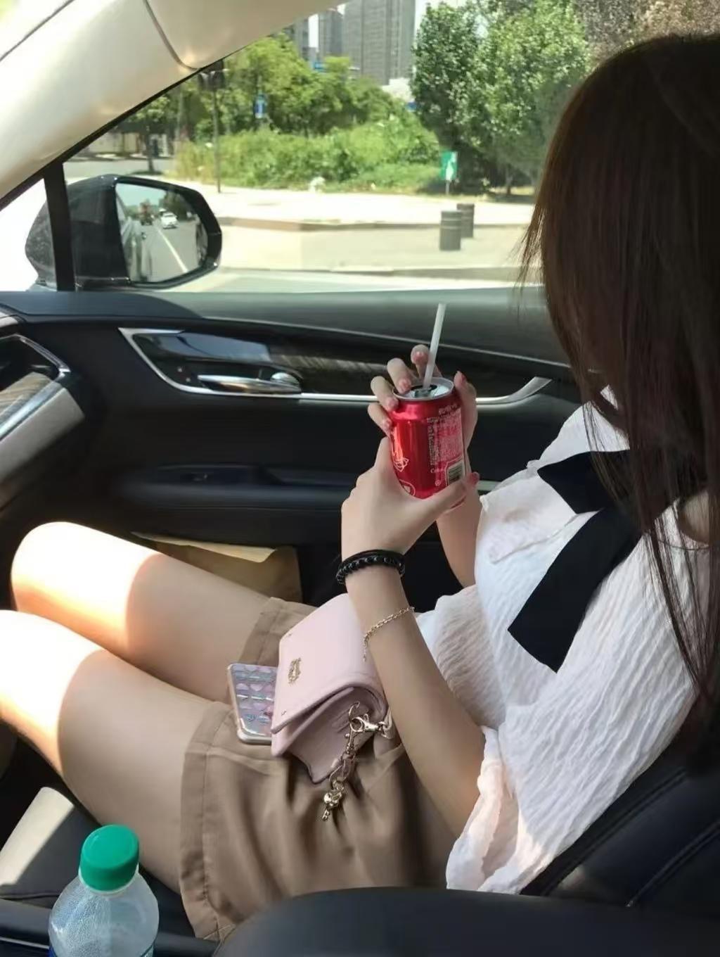 过完年公司招文员，我把楼下邻居介绍进去了。自从她上班以后，每天都坐老板的车上下班