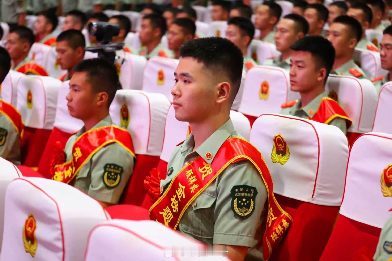 【祝贺！多名武警战士圆梦军校】近日，武警北京总队捷报频传，多名战士收到军校录取通知书。他们将作别战友