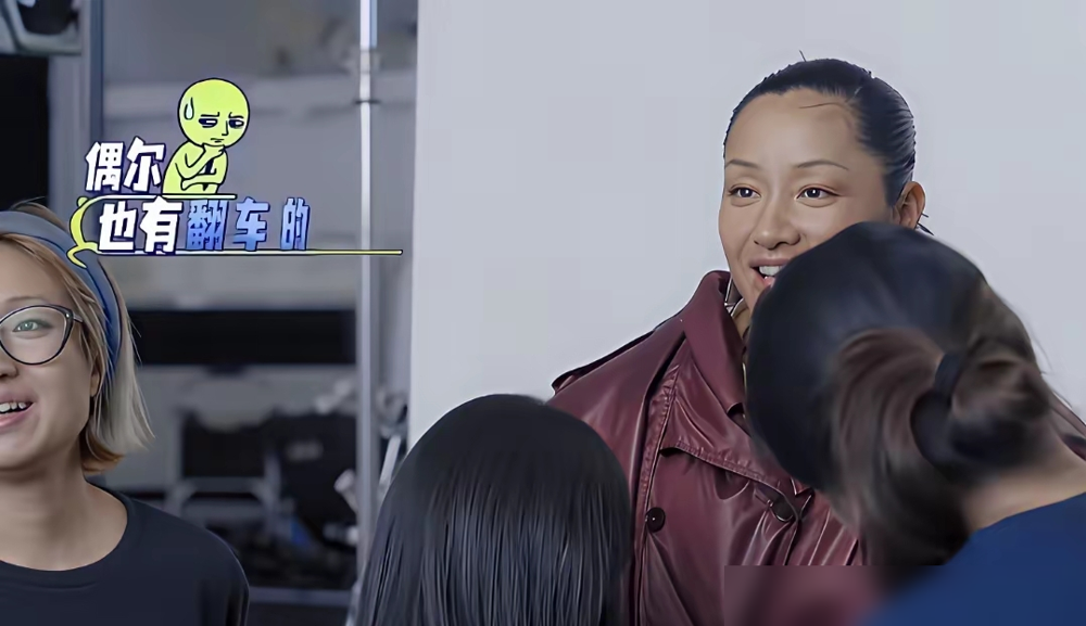 李乃文当众问瞿颖：你刘海咋了？全场瞬间安静。他真没看出来这是特意做的舞台造型，就是顺口直说。瞿颖笑着