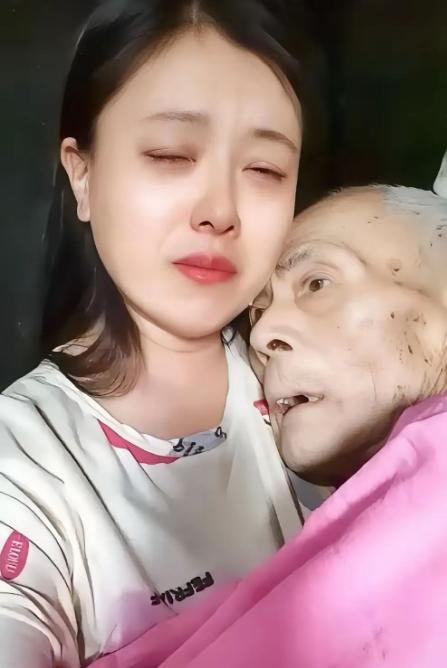 看哭无数网友！河南商丘，一老人在医院看病，自知可能要不行了，就跟女儿说想喝一碗面