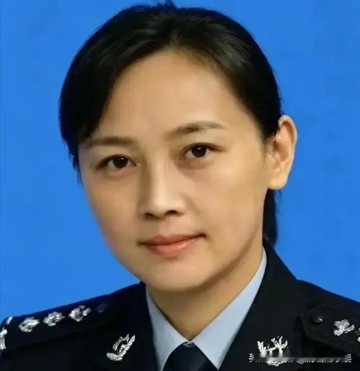 太绝了！9月11日报道，上海闵行一名刑侦女民警下班后，身着便衣在老外街正常遛弯。