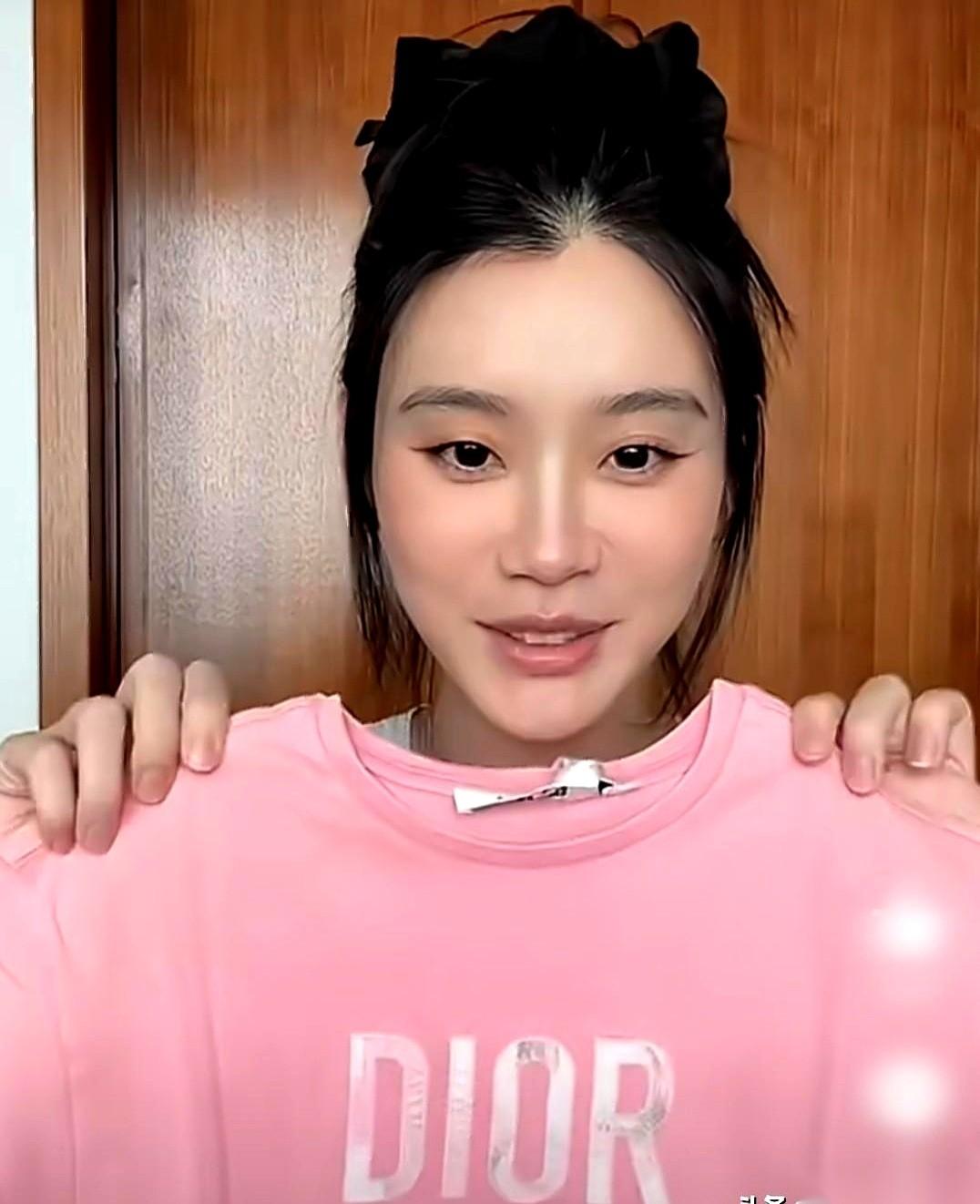 给娃穿Dior，就为了拍张照。然后脱下来，赶紧换上舒服的。看到奚梦瑶这么干，