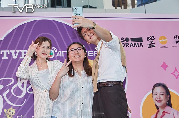 【娛樂熱話】張振朗劉佩玥星馬遊連跑四場與粉絲慶中秋張振朗與劉佩玥日前專