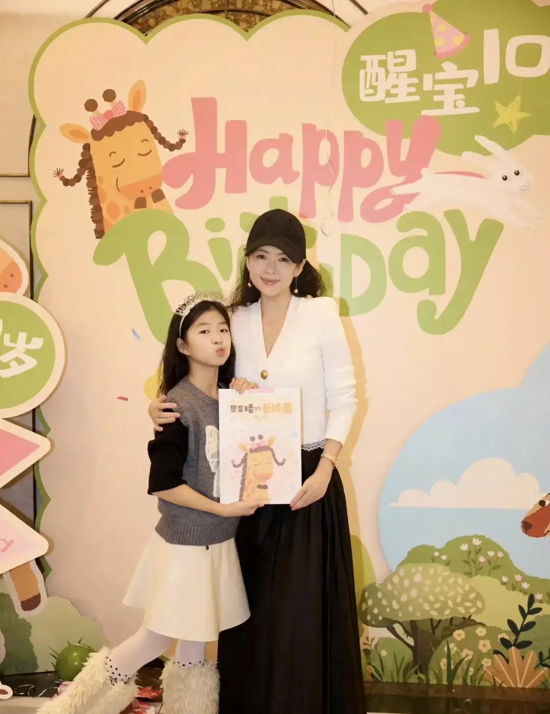 10岁娃出书，学费28万醒宝把生日派对变成小型签售会。她捧着自己写的《想变