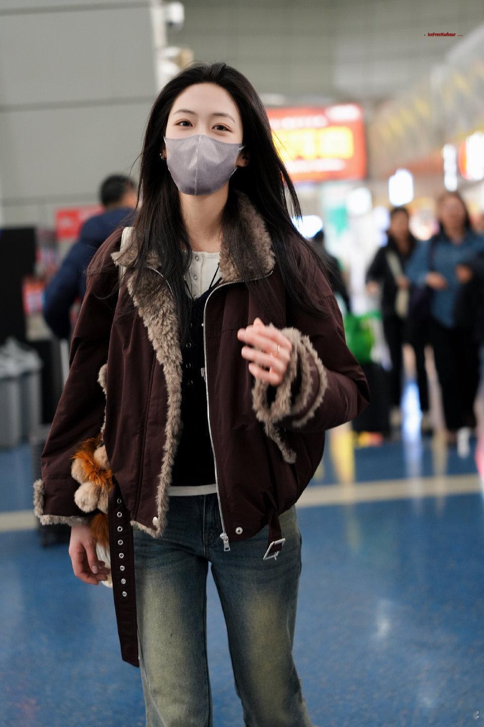 向涵之听到粉丝要结婚的反应被向涵之的五连问笑到跺脚！粉丝求新婚祝福，她句句追问