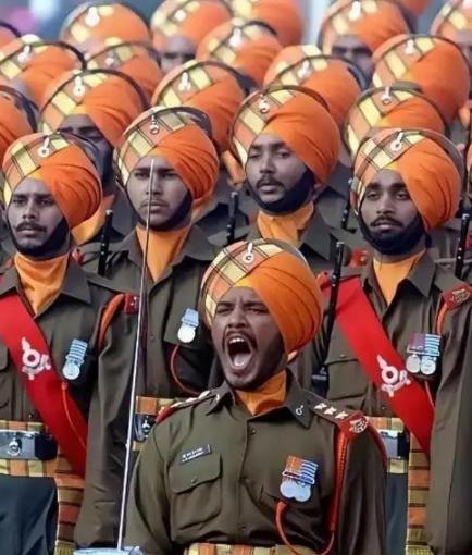 印度人不想“跪”了！这可不是空喊口号，美国一记50%的关税大棒砸下