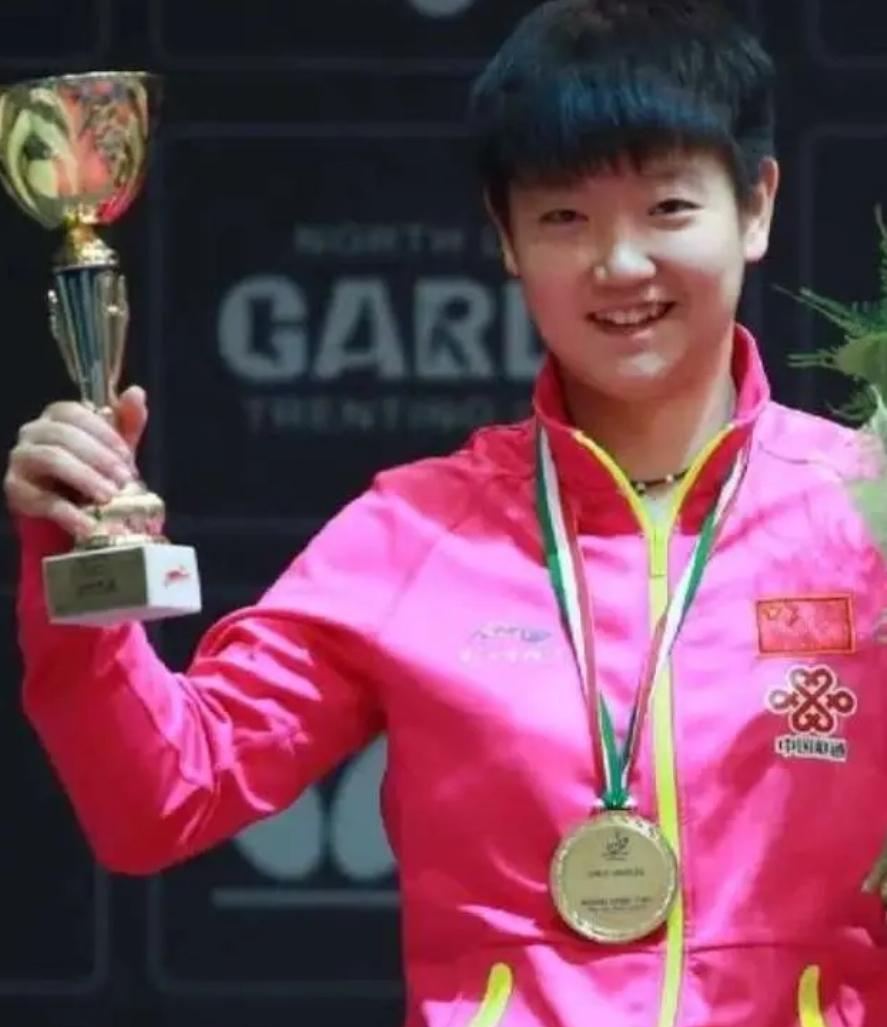 冯天薇说莎莎能受到大家的喜欢和喜爱是有道理的。莎莎刚出道很小的时候就和冯天薇打