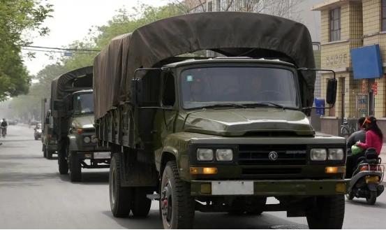 军车为什么几乎都是柴油车，而不用汽油车和新能源车呢？这就是战场生存法则，柴油车就