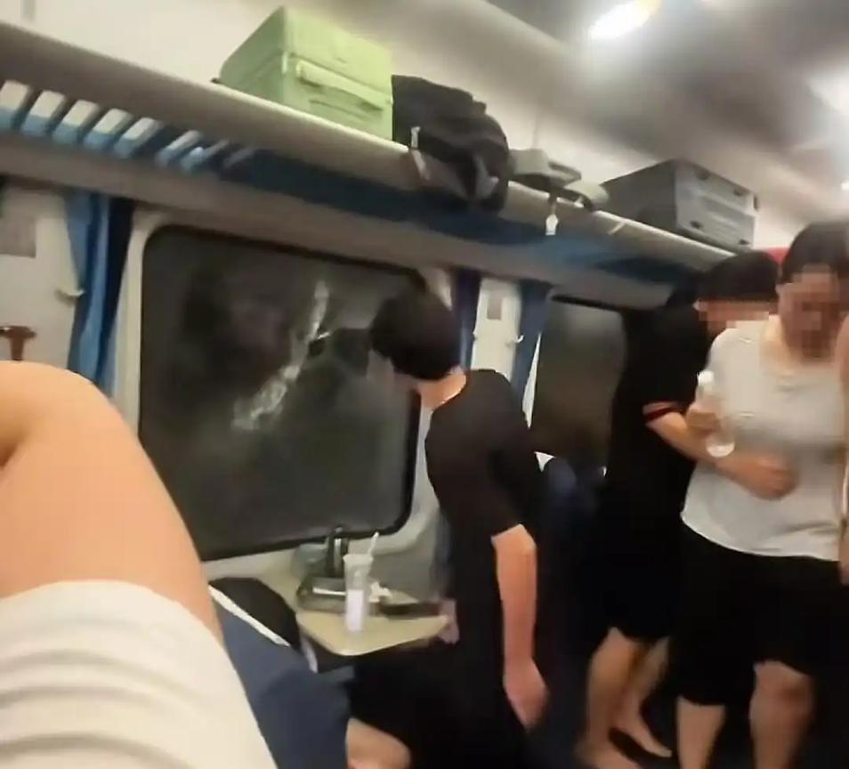 K1373次列车砸窗的后续来了，砸窗的黑衣小伙在后续车辆抵达金华站后被警察带走，