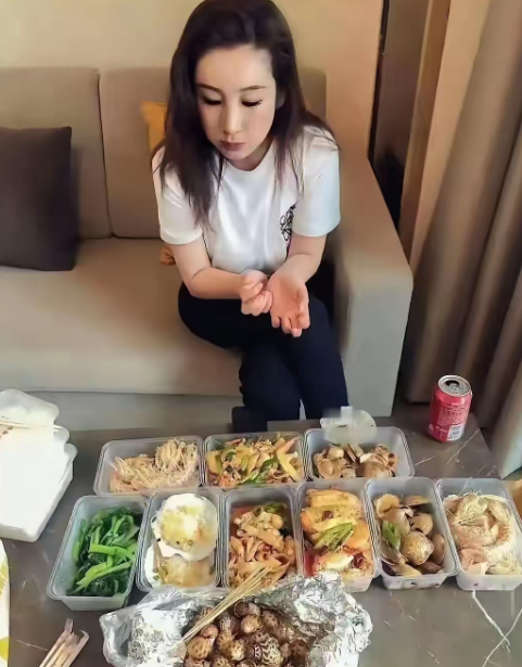 演员秦海璐曾在微博发布图片配文我就看看我不吃这是她在新戏杀青后，面对一桌子丰盛